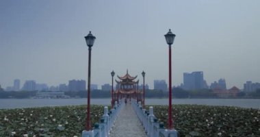 Kaohsiung, Tayvan 'daki Lotus Gölü' nde Wuliting Pagoda Rıhtımı