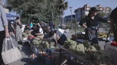 Shymkent, Kazakistan 'daki Doğu Marketinde Meyve ve Sebze Satıcıları