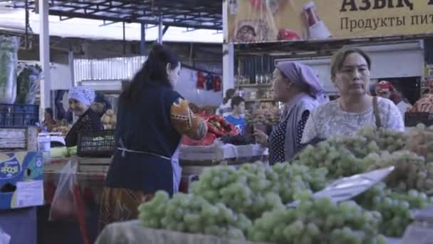 Продавец Фруктов Овощей Восточном Рынке Шымкенте Казахстан — стоковое видео