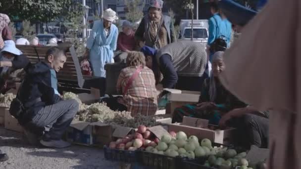 哈萨克斯坦Shymkent东部市场的水果和蔬菜销售商 — 图库视频影像