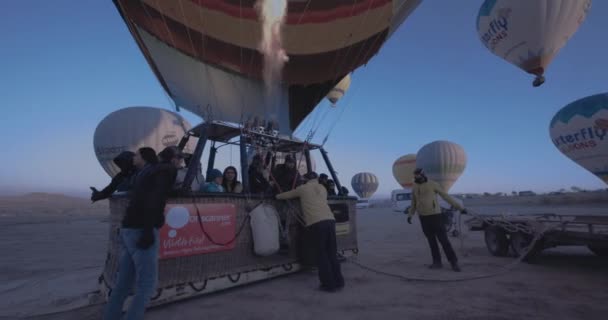 Ballongkorgen Med Människor Lyfter Gryningen — Stockvideo