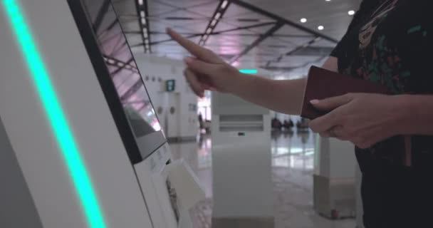 Девушка Международном Аэропорту Гонконга — стоковое видео