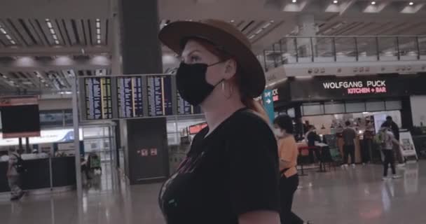 Mädchen Auf Dem Internationalen Flughafen Von Hongkong Auf Reisen — Stockvideo