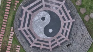 Tayvan 'daki parkta Yin Yang imzası, hava manzaralı.