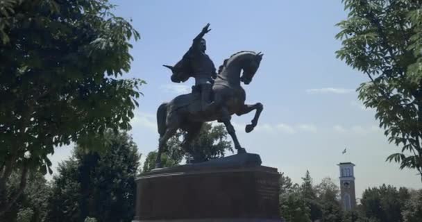 乌兹别克斯坦塔什干市中心的Amir Temur纪念碑 — 图库视频影像