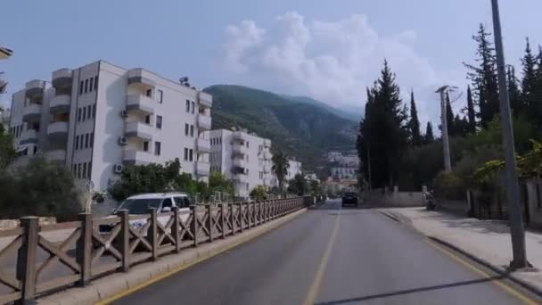 Δρόμος Ανάμεσα Στους Φωτεινούς Και Πολύχρωμους Δρόμους Της Φετιγιέ Τουρκία — Αρχείο Βίντεο