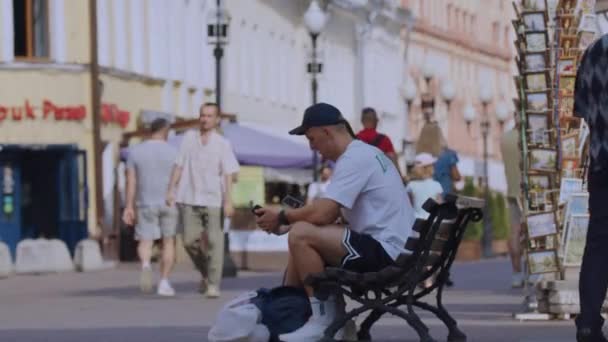 Mensen Lopen Langs Arbat Het Centrum Van Moskou Rusland — Stockvideo