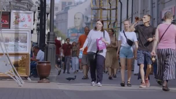 Άνθρωποι Περπατούν Κατά Μήκος Της Arbat Στο Κέντρο Της Μόσχας — Αρχείο Βίντεο