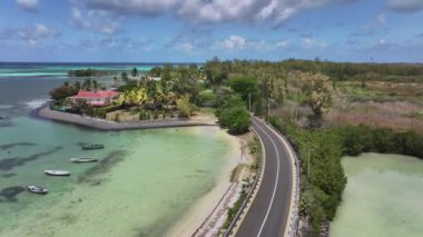 Mauritius 'un tatil köyü boyunca uzanan yol, hava manzarası.