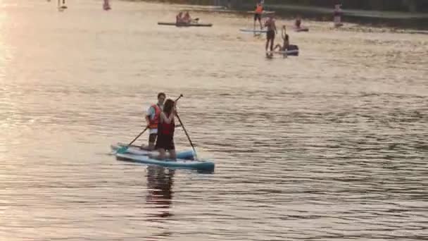 Gün Batımında Moskova Nehri Nde Sörf Faaliyetleri — Stok video