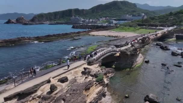Turistas Caminando Por Geoparque Yehliu Taiwán Vista Aérea — Vídeos de Stock