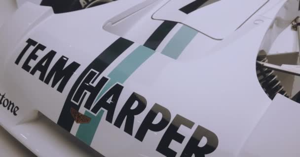 マカオグランプリミュージアムでシェブロンB27レーシングカー クローズアップ — ストック動画
