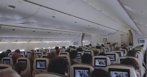 Пассажиры Самолете Смотрят Инструкцию Безопасности Готовясь Взлету — стоковое видео