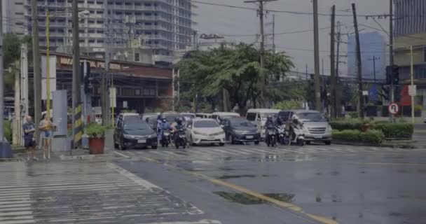 フィリピン マニラ 雨季のマカティ地区での日常生活 — ストック動画
