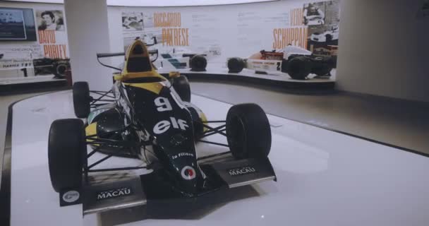 在澳门大奖赛博物馆 雷诺和精灵设计的校园赛车 — 图库视频影像