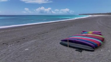 Hualien, Tayvan 'daki Chongde Sahili' ndeki renkli kanolar.