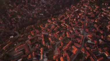 Sırbistan 'ın başkenti Sunset' te Bir Balkan Köyünün Çatıları Tepetaklak