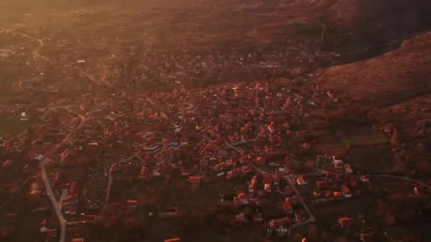 Widok Góry Dachy Bałkańskiej Wioski Zachodzie Słońca Serbia — Wideo stockowe