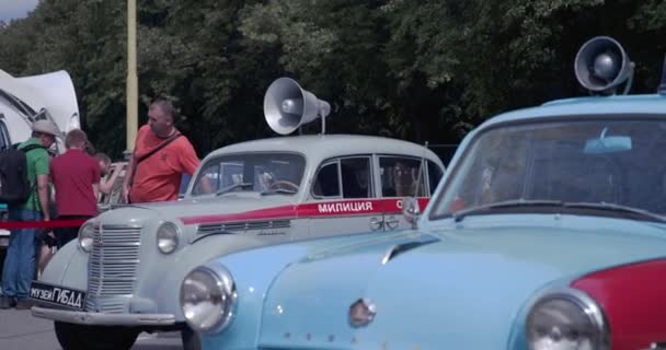 모스크바의 전시회에서 레트로 자동차 모스크바 — 비디오