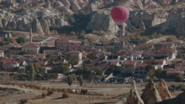 Evlerin üzerindeki Vadide Kırmızı Balon, Kapadokya, Türkiye