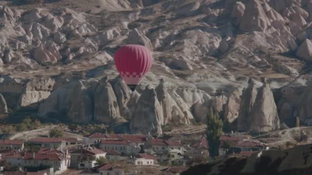 Roter Luftballon Tal Über Den Häusern Kappadokien Türkei — Stockvideo
