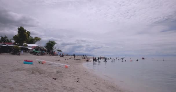 Διάσημη Παραλία Moalboal Τουρίστες Στο Νησί Cebu Φιλιππίνες — Αρχείο Βίντεο