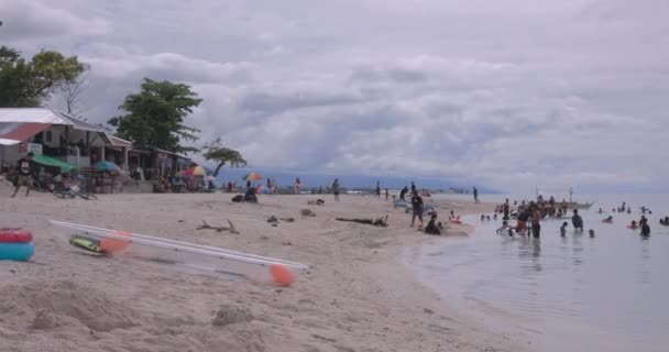 フィリピン セブ島で観光客と共に有名なムアルボールビーチ — ストック動画