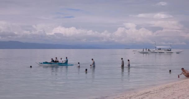 Знаменитый Пляж Моалбоал Туристами Острове Себу Филиппины — стоковое видео