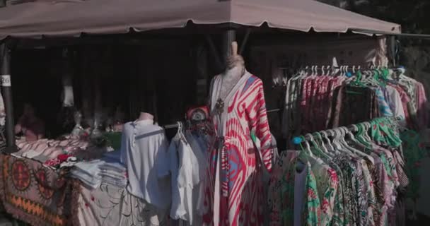 位于乌兹别克斯坦布哈拉的亚洲公开市场上的丝绸 — 图库视频影像