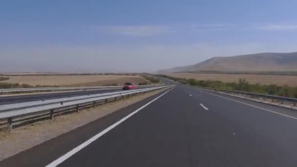 哈萨克斯坦有车的公路 从挡风玻璃看 — 图库视频影像