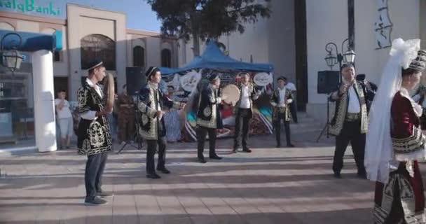Узбецькі Народні Танцюристи Червоних Традиційних Костюмах Бухара Узбекистан — стокове відео