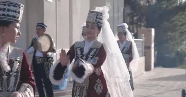 Üzbég Néptáncosok Vörös Népviseletben Bukhara Üzbegisztán — Stock videók