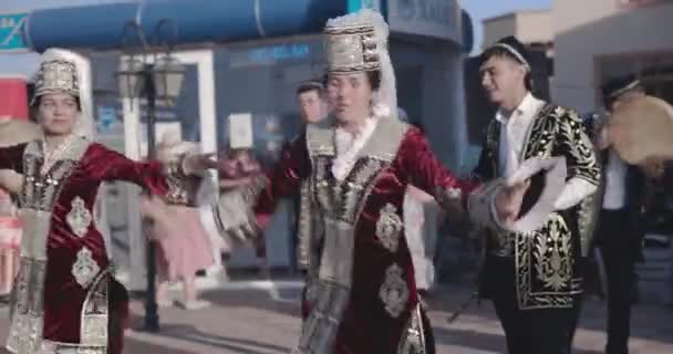 Üzbég Néptáncosok Vörös Népviseletben Bukhara Üzbegisztán — Stock videók