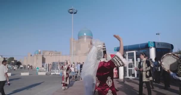Uzbekiska Folkdansare Röda Traditionella Kostymer Buchara Uzbekistan — Stockvideo