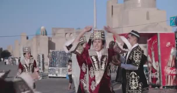 Ουζμπεκιστάν Παραδοσιακοί Χορευτές Κόκκινες Παραδοσιακές Στολές Μπουχάρα Ουζμπεκιστάν — Αρχείο Βίντεο