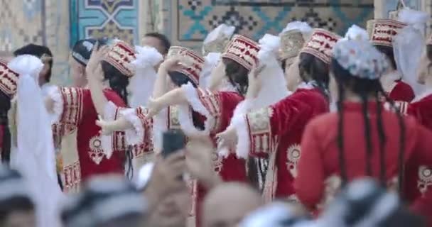 Dançarinos Folclóricos Uzbeques Trajes Tradicionais Vermelhos Bukhara Uzbequistão — Vídeo de Stock