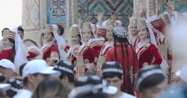 Узбекские Народные Танцоры Красных Традиционных Костюмах Бухара Узбекистан — стоковое видео