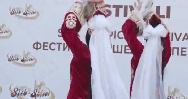 Özbek Geleneksel Kırmızı Kostümlü Halk Dansçıları Buhara Özbekistan — Stok video