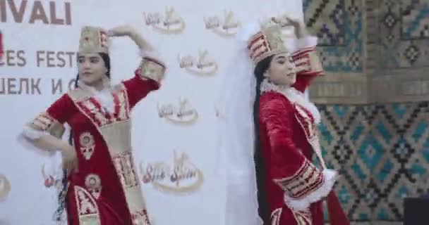 Ουζμπεκιστάν Παραδοσιακοί Χορευτές Κόκκινες Παραδοσιακές Στολές Μπουχάρα Ουζμπεκιστάν — Αρχείο Βίντεο
