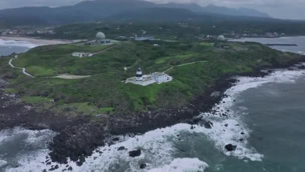 Faro Del Cabo Fugui Desde Arriba Taiwán Vista Aérea — Vídeos de Stock