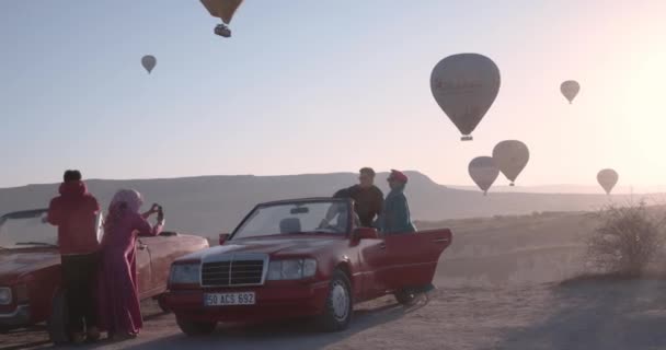 Fotoğraf Kapadokya Türkiye Şafakta Retro Arabalarla Çekim — Stok video