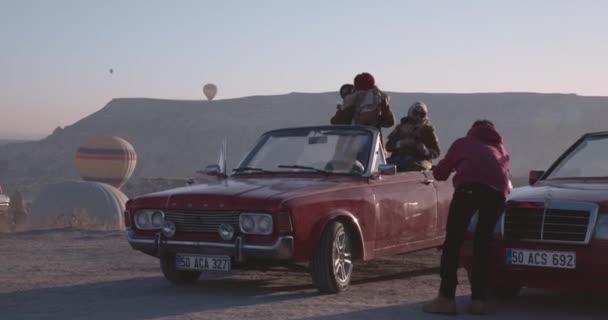 Фотосесії Ретро Автомобілями Світанку Каппадокії Туреччина — стокове відео