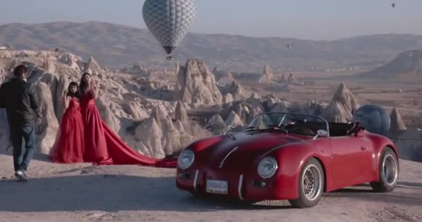 Fotoshoots Met Retro Auto Bij Dageraad Cappadocia Turkije — Stockvideo