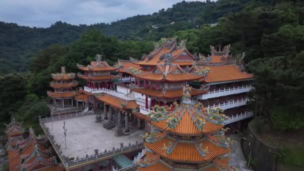 太平洋の緑の山 空中ビューで神聖な道教寺院 — ストック動画