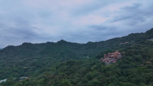 太平洋の緑の山 空中ビューで神聖な道教寺院 — ストック動画