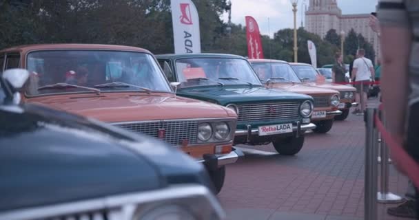 모스크바의 레트로 자동차 전시회 — 비디오
