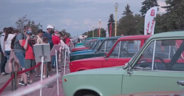 모스크바의 레트로 자동차 전시회 — 비디오