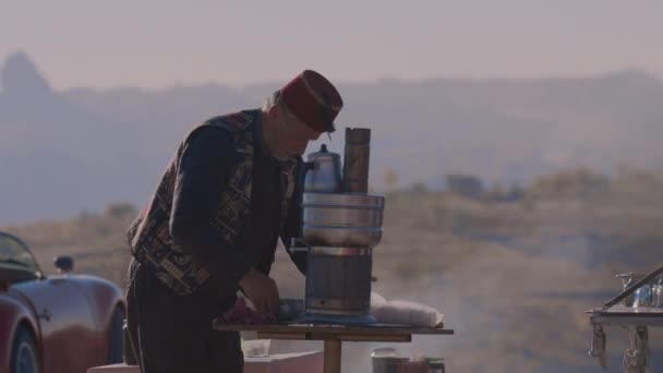 Türkischer Alter Mann Kocht Heißen Tee Zum Verkauf Kappadokien Türkei — Stockvideo
