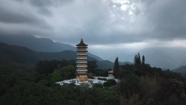 Tayvan Güneş Gölü Üzerindeki Pagoda Hava Görüntüsü — Stok video