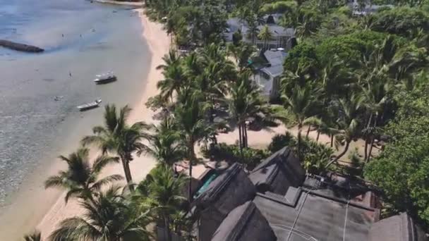インド洋の海岸にある熱帯エキゾチックなホテル 空中ビュー — ストック動画
